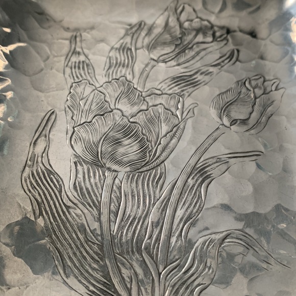 Rodney Kent Tulip Hammered Aluminum Trinket Tray with Handle - Picture 3 of 6